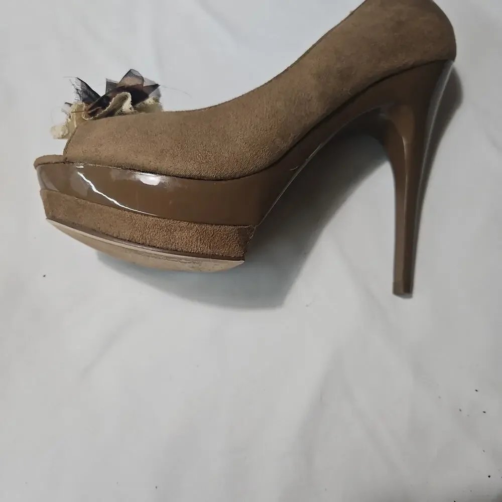 Heart in D Taupe Peep Toe Platform Stiletto Heels Floral Detail sz 6 1/2